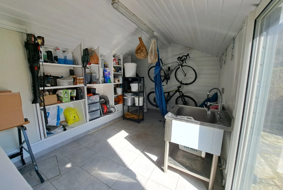 Belle maison avec grand terrain à Charbonnières-les-Vieilles, 136 m², rénovée, avec annexes et espace extérieur 