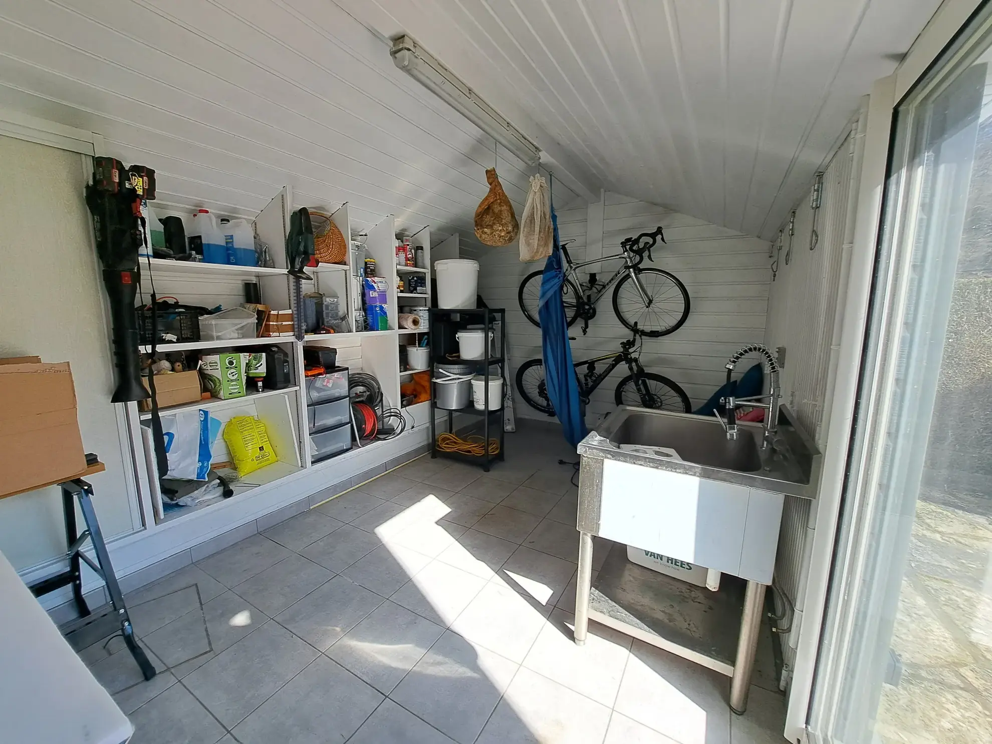 Belle maison avec grand terrain à Charbonnières-les-Vieilles, 136 m², rénovée, avec annexes et espace extérieur 