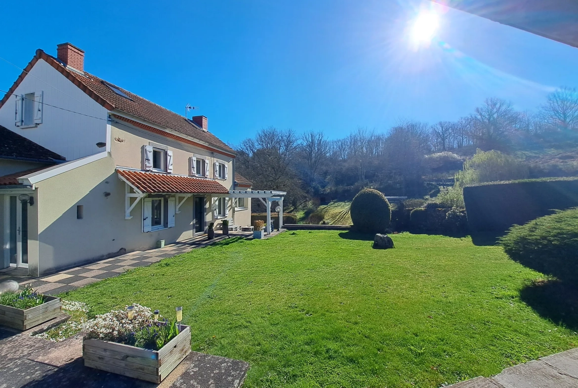 Belle maison avec grand terrain à Charbonnières-les-Vieilles, 136 m², rénovée, avec annexes et espace extérieur 