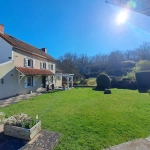 Belle maison avec grand terrain à Charbonnières-les-Vieilles, 136 m², rénovée, avec annexes et espace extérieur