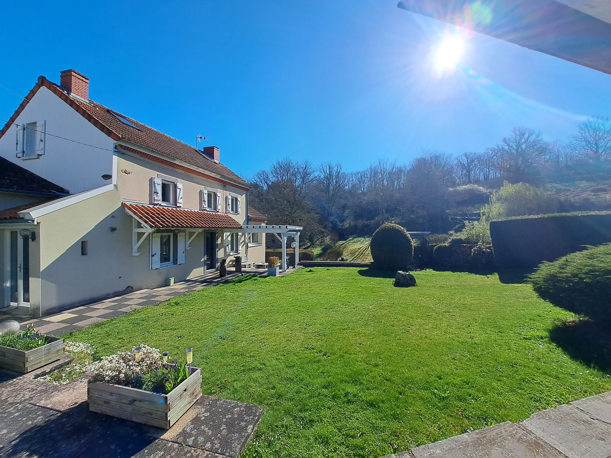 Belle maison avec grand terrain à Charbonnières-les-Vieilles, 136 m², rénovée, avec annexes et espace extérieur 