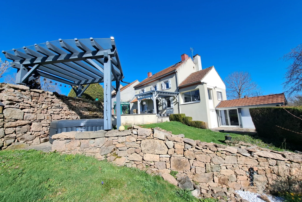 Belle maison avec grand terrain à Charbonnières-les-Vieilles, 136 m², rénovée, avec annexes et espace extérieur 