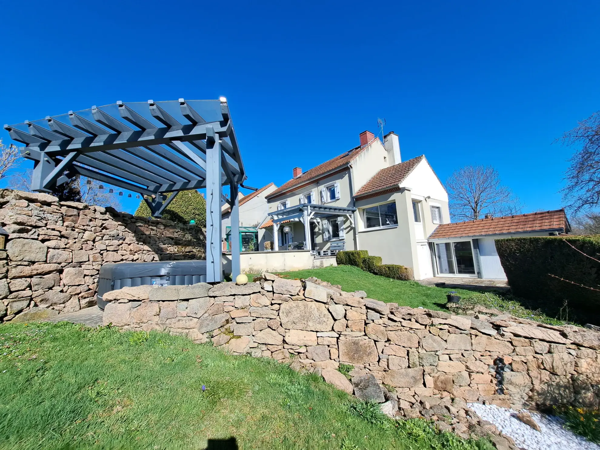 Belle maison avec grand terrain à Charbonnières-les-Vieilles, 136 m², rénovée, avec annexes et espace extérieur 