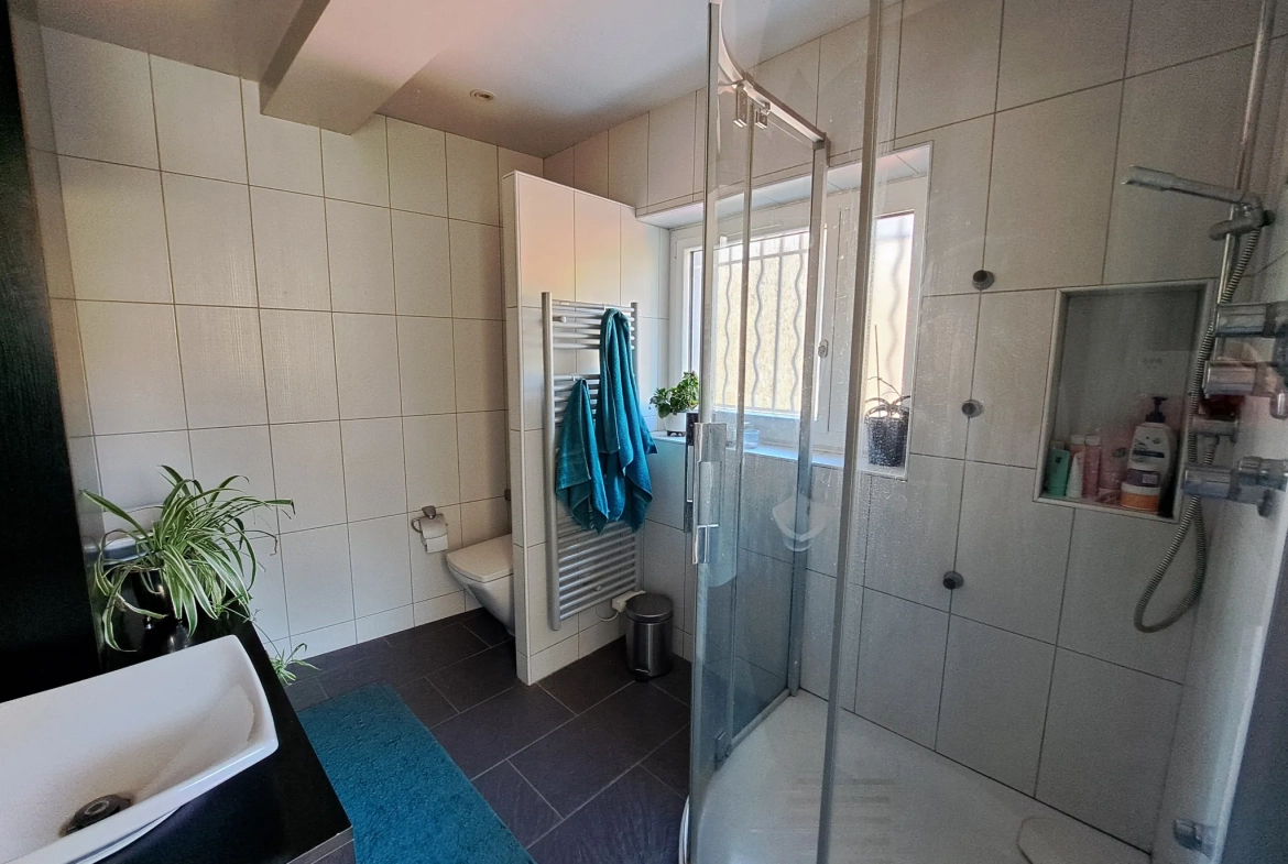 Belle maison avec grand terrain à Charbonnières-les-Vieilles, 136 m², rénovée, avec annexes et espace extérieur 
