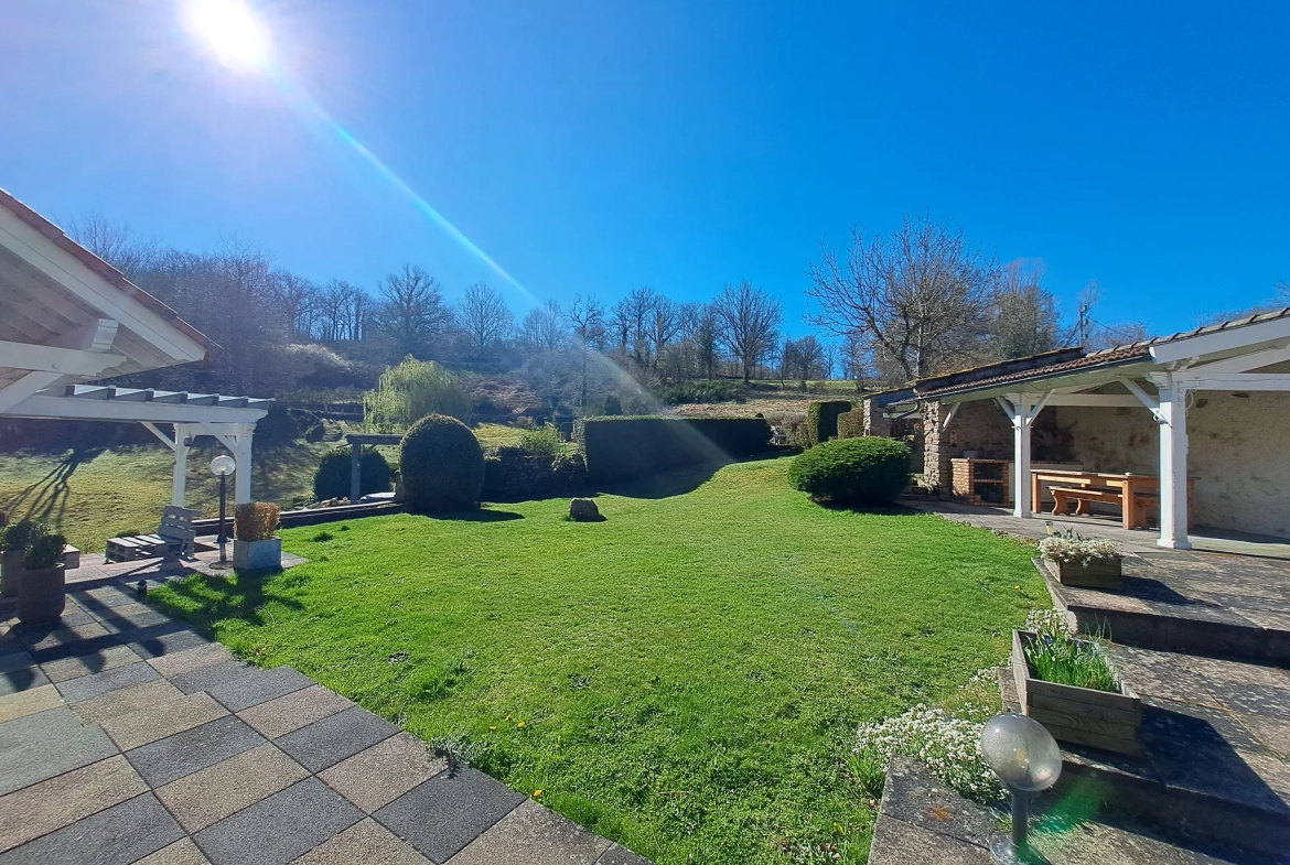 Belle maison avec grand terrain à Charbonnières-les-Vieilles, 136 m², rénovée, avec annexes et espace extérieur 