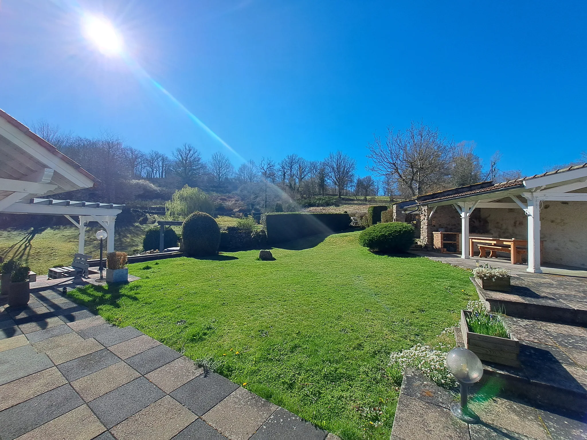 Belle maison avec grand terrain à Charbonnières-les-Vieilles, 136 m², rénovée, avec annexes et espace extérieur 