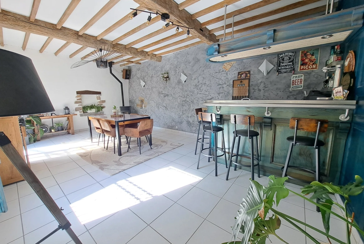 Belle maison avec grand terrain à Charbonnières-les-Vieilles, 136 m², rénovée, avec annexes et espace extérieur 