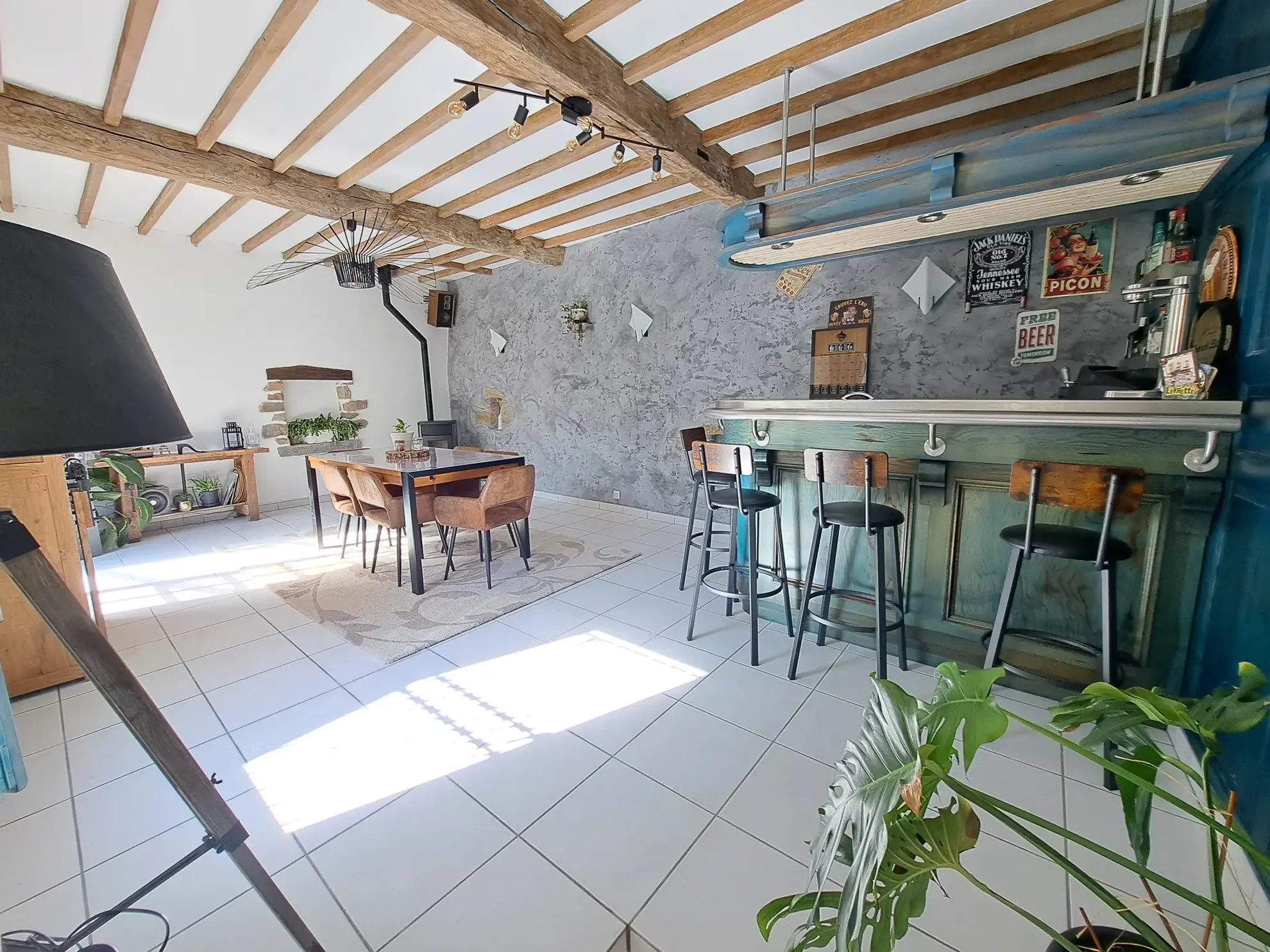 Belle maison avec grand terrain à Charbonnières-les-Vieilles, 136 m², rénovée, avec annexes et espace extérieur 