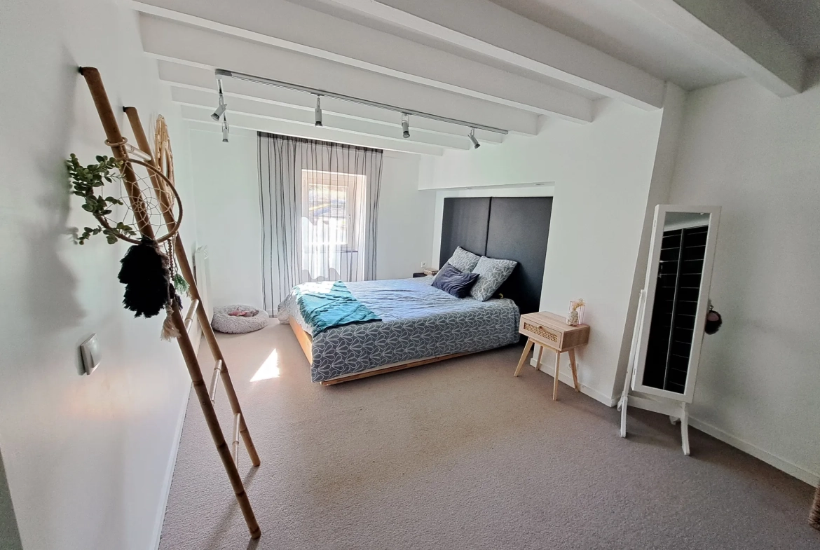 Belle maison avec grand terrain à Charbonnières-les-Vieilles, 136 m², rénovée, avec annexes et espace extérieur 