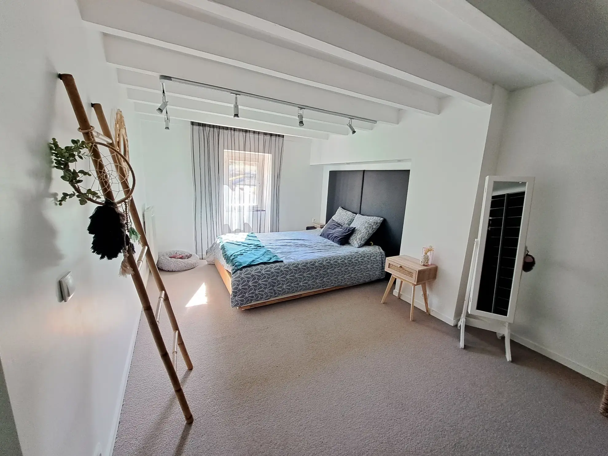 Belle maison avec grand terrain à Charbonnières-les-Vieilles, 136 m², rénovée, avec annexes et espace extérieur 