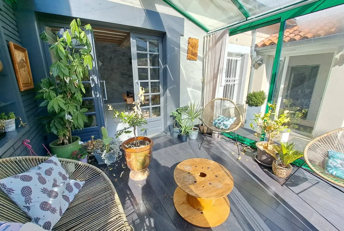 Belle maison avec grand terrain à Charbonnières-les-Vieilles, 136 m², rénovée, avec annexes et espace extérieur 