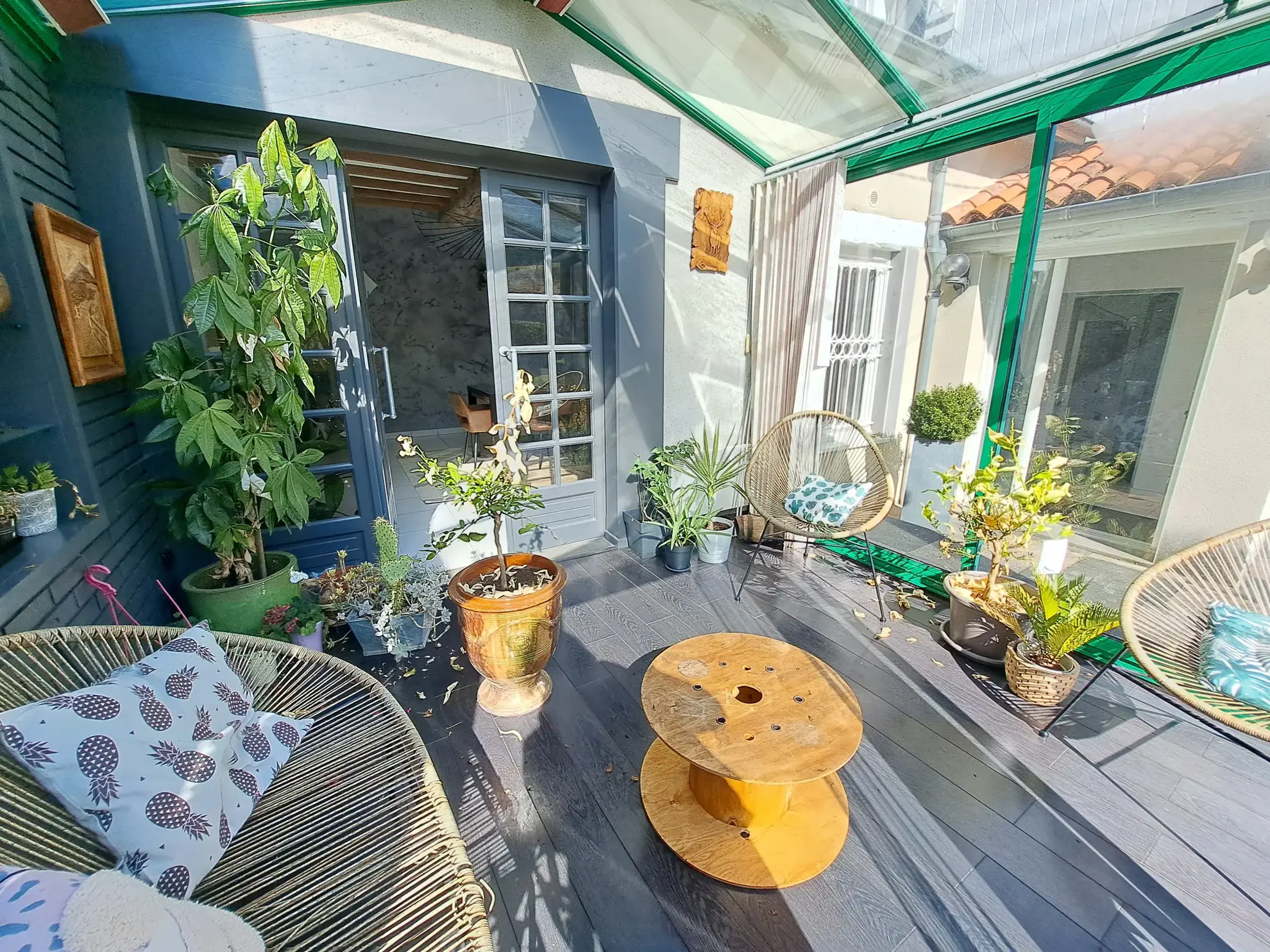 Belle maison avec grand terrain à Charbonnières-les-Vieilles, 136 m², rénovée, avec annexes et espace extérieur 