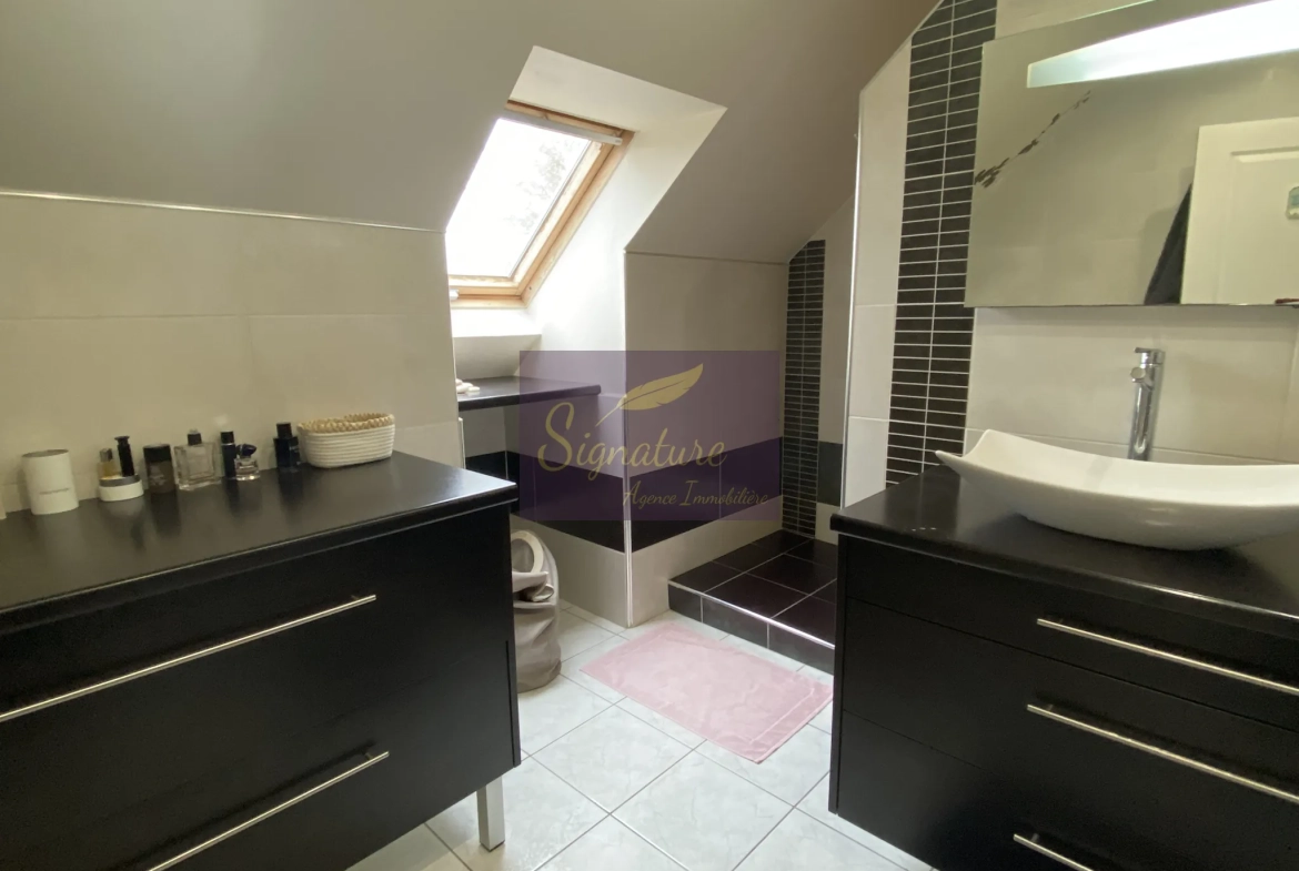 Maison familiale de 127 m² à Louplande avec 4 chambres et terrasse 