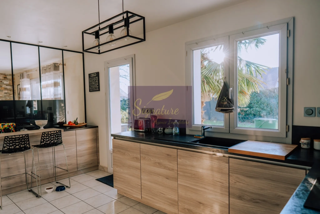 Maison familiale de 127 m² à Louplande avec 4 chambres et terrasse