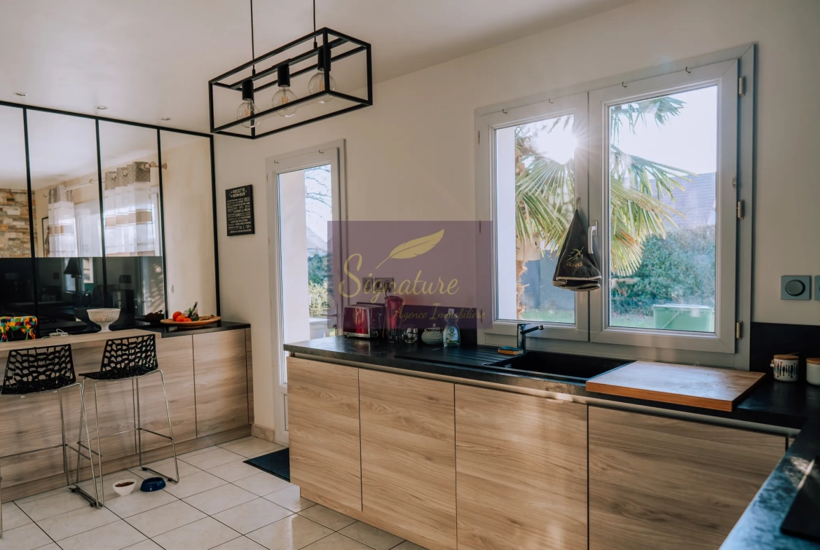 Maison familiale de 127 m² à Louplande avec 4 chambres et terrasse 
