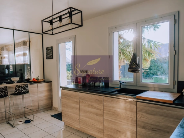 Maison familiale de 127 m² à Louplande avec 4 chambres et terrasse