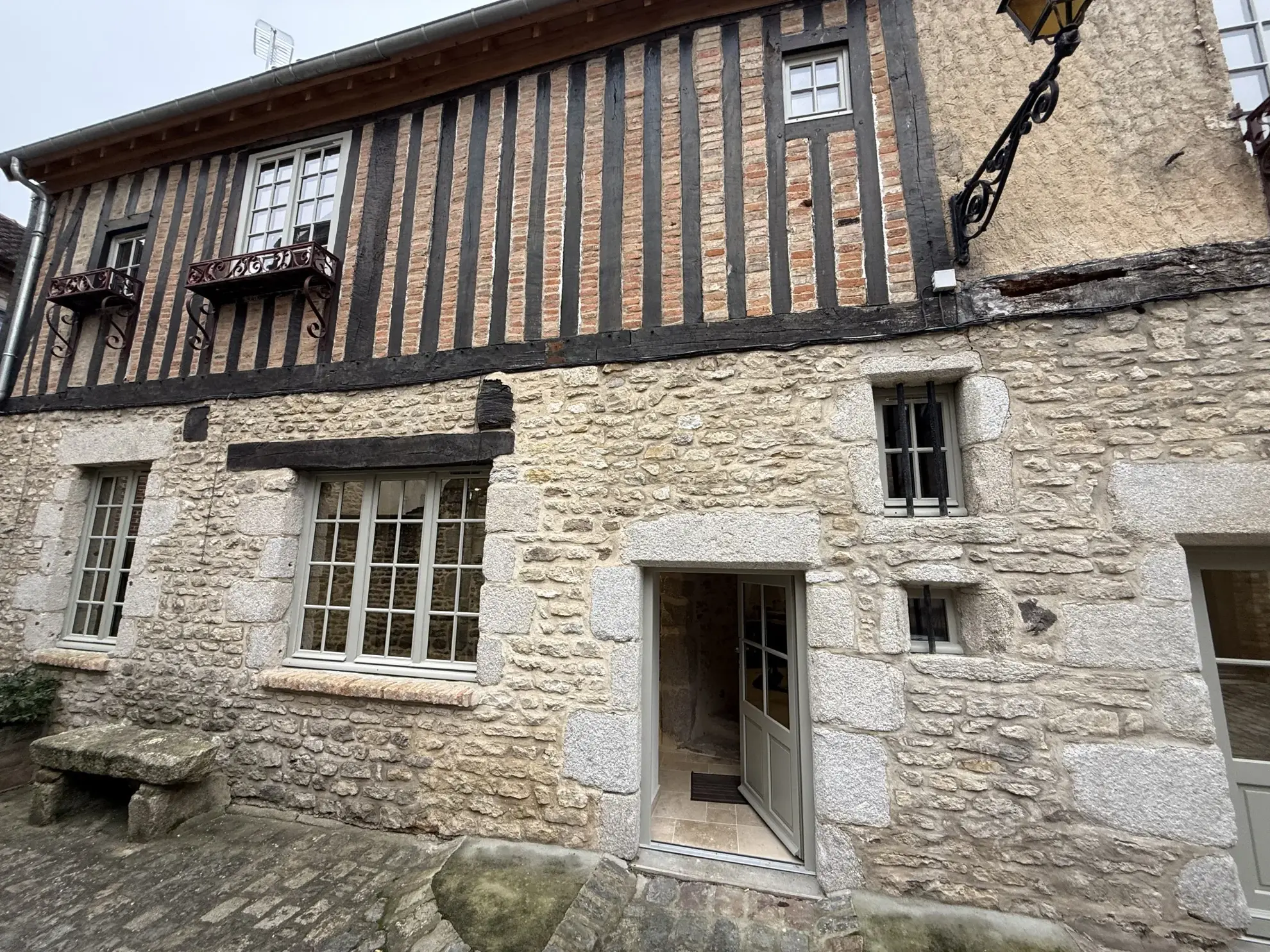 Maison de ville rénovée de 147 m² à Alençon avec garage et potentiel d'aménagement 