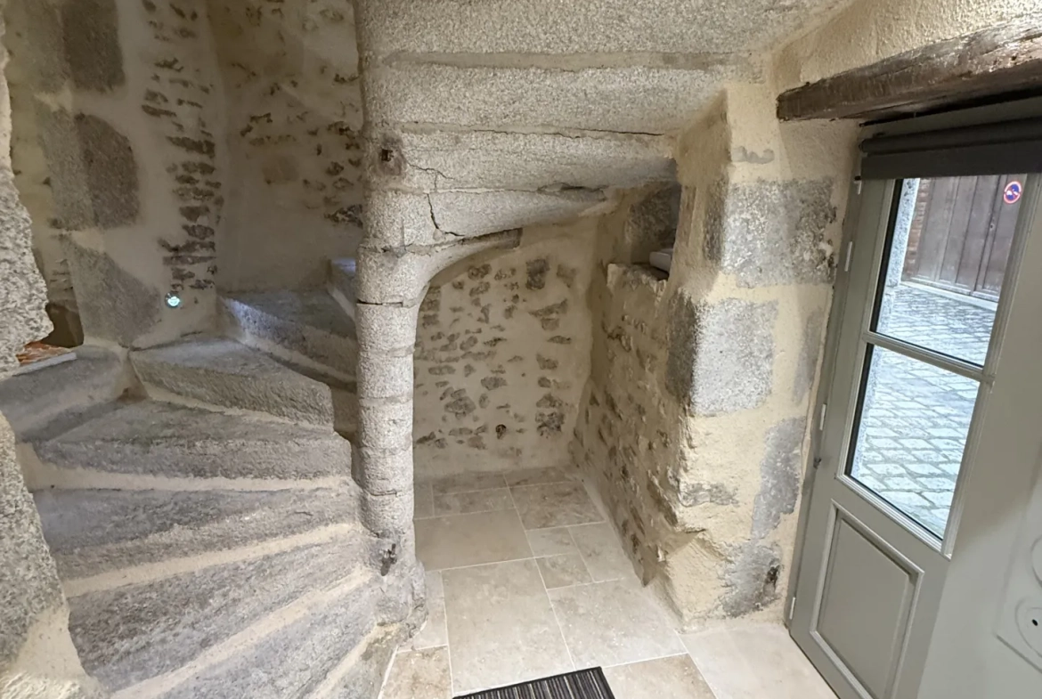 Maison de ville rénovée de 147 m² à Alençon avec garage et potentiel d'aménagement 