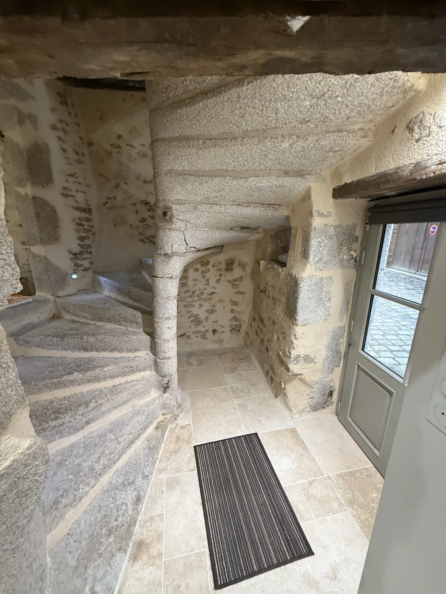 Maison de ville rénovée de 147 m² à Alençon avec garage et potentiel d'aménagement 