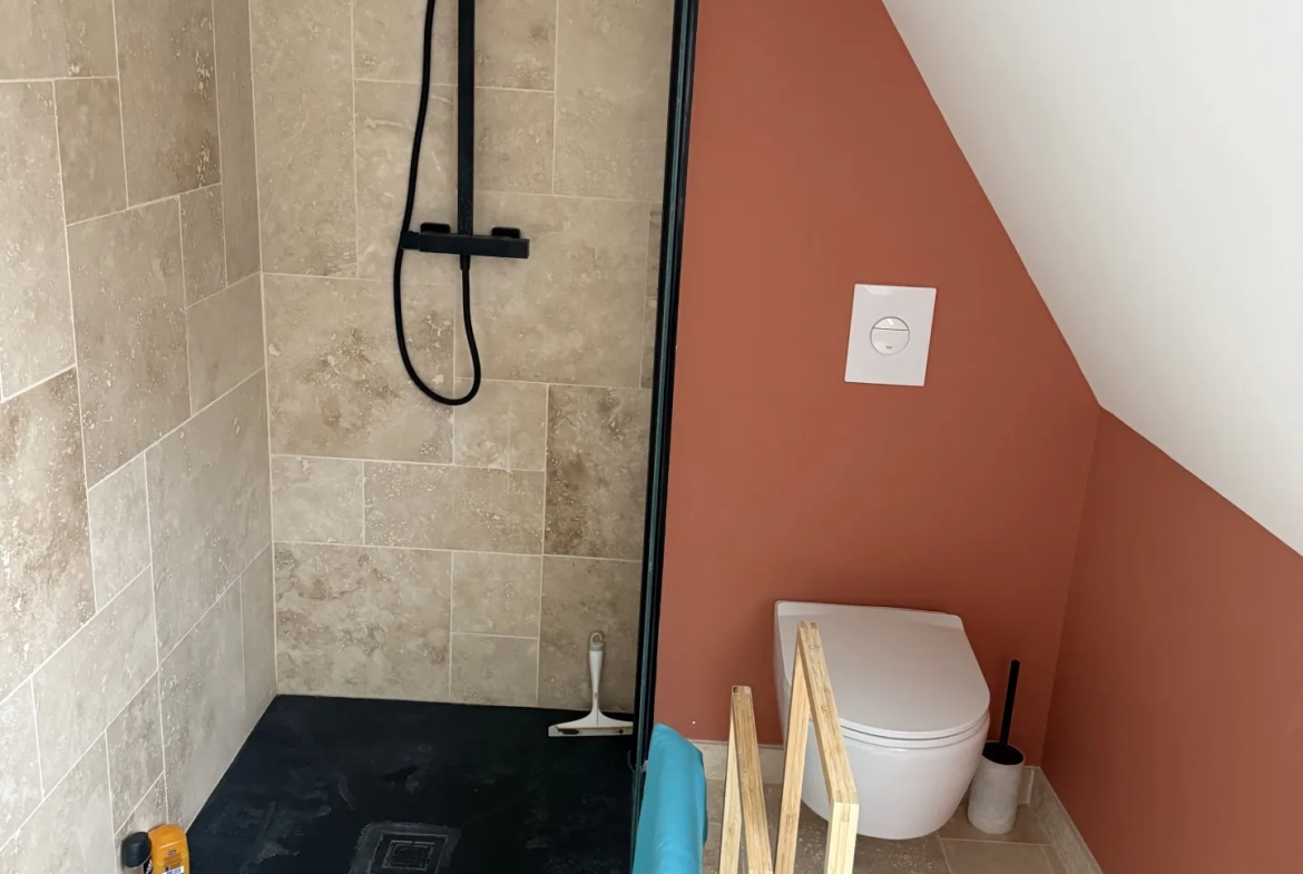 Maison de ville rénovée de 147 m² à Alençon avec garage et potentiel d'aménagement 