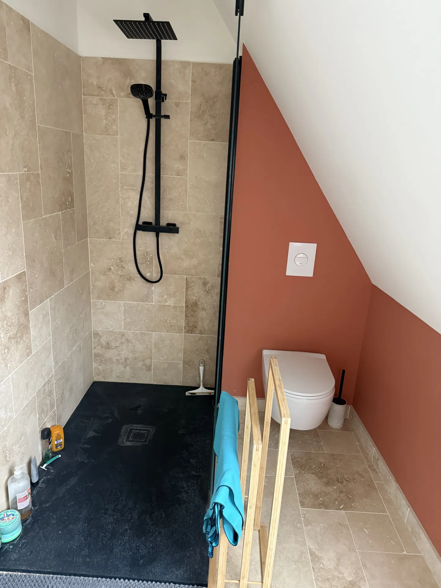 Maison de ville rénovée de 147 m² à Alençon avec garage et potentiel d'aménagement 