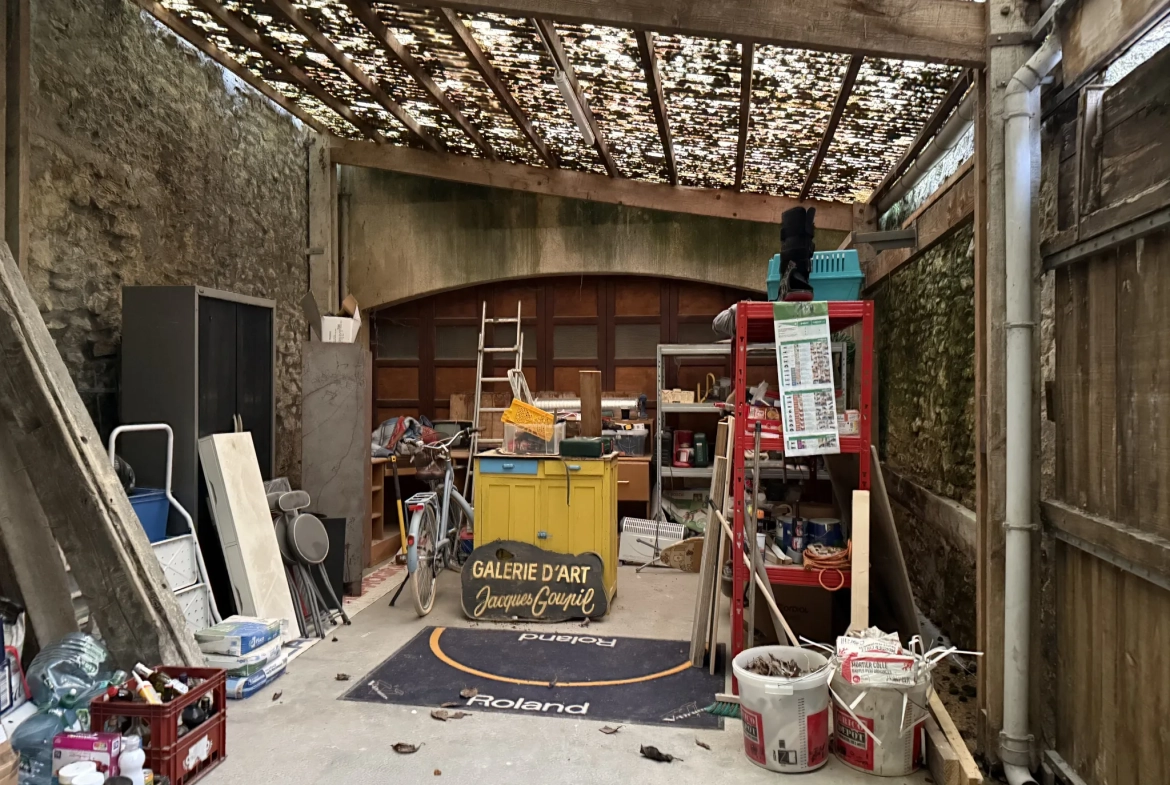 Maison de ville rénovée de 147 m² à Alençon avec garage et potentiel d'aménagement 