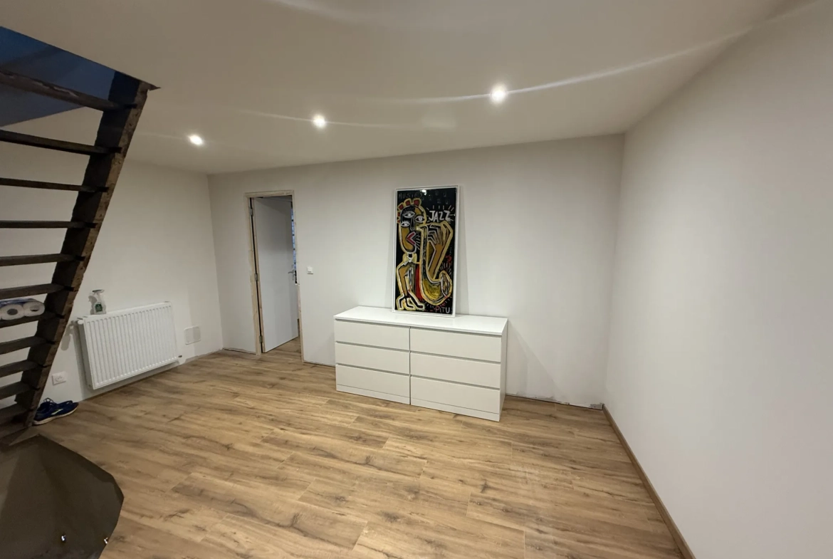 Maison de ville rénovée de 147 m² à Alençon avec garage et potentiel d'aménagement 