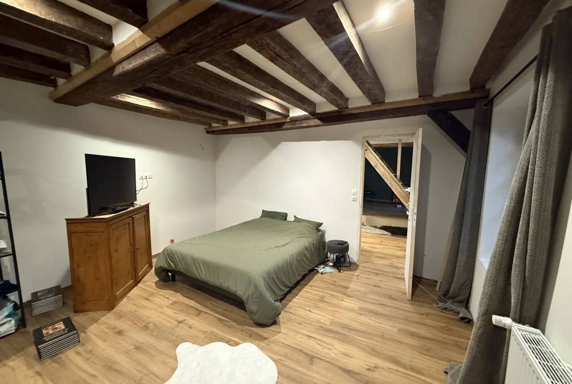 Maison de ville rénovée de 147 m² à Alençon avec garage et potentiel d'aménagement 