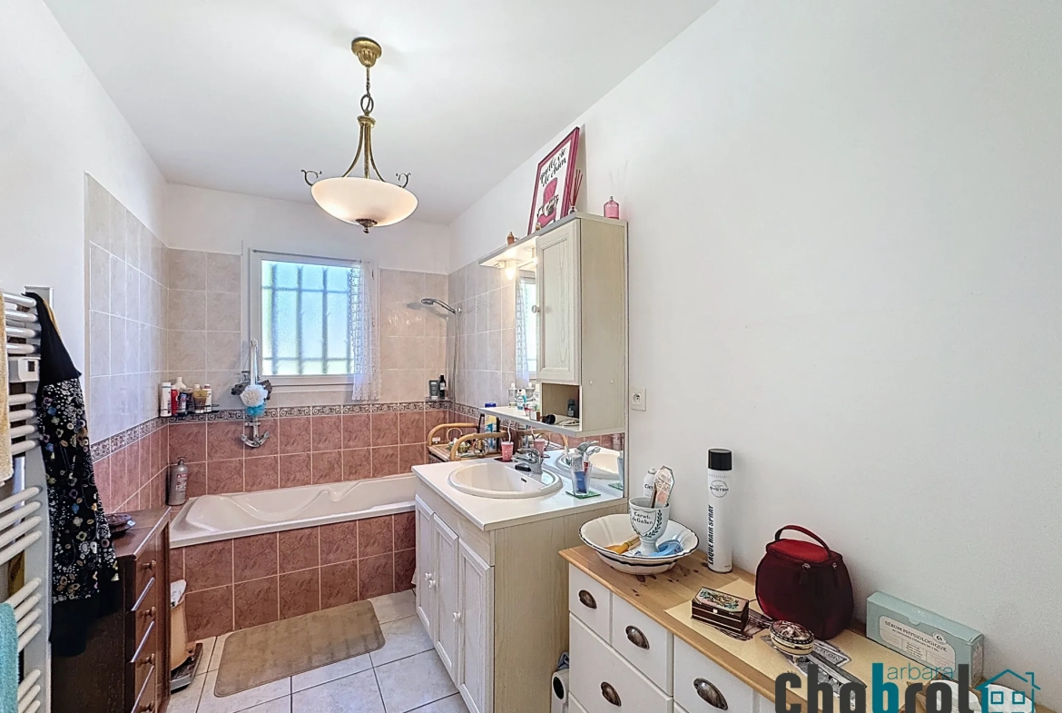 Maison de plain-pied avec piscine et 4 chambres à Campsas 
