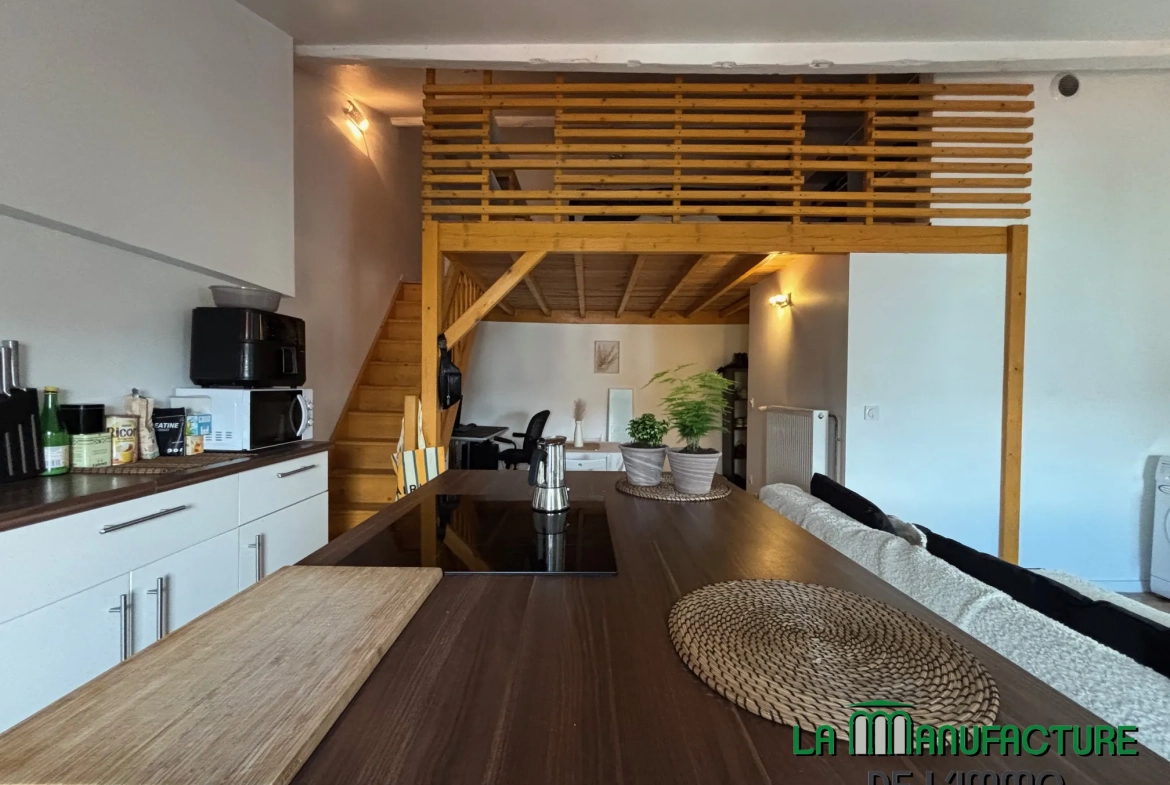 Appartement F1 loué à Saint-Étienne, rue de la République, dernier étage avec cave 