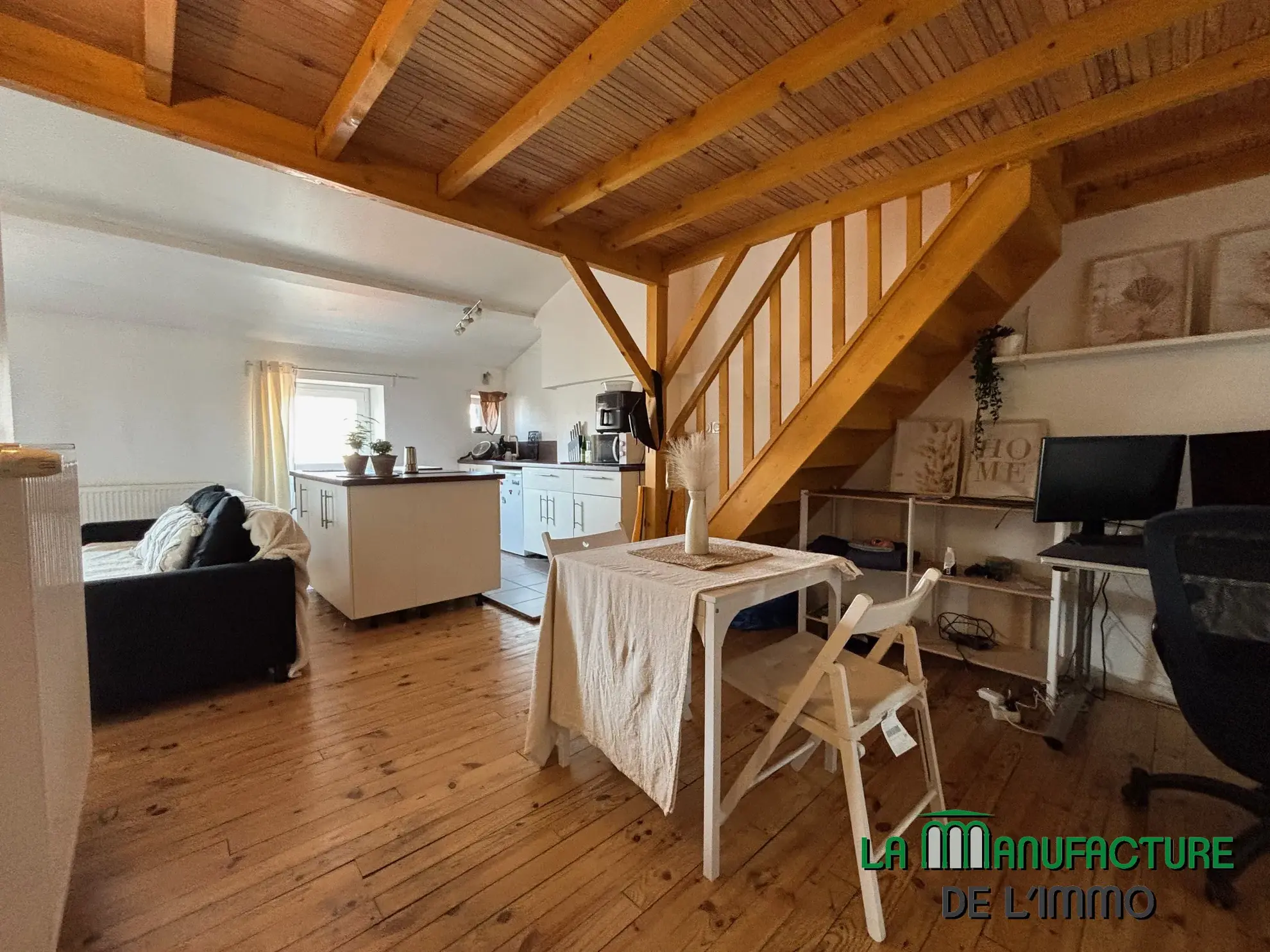 Appartement F1 loué à Saint-Étienne, rue de la République, dernier étage avec cave 