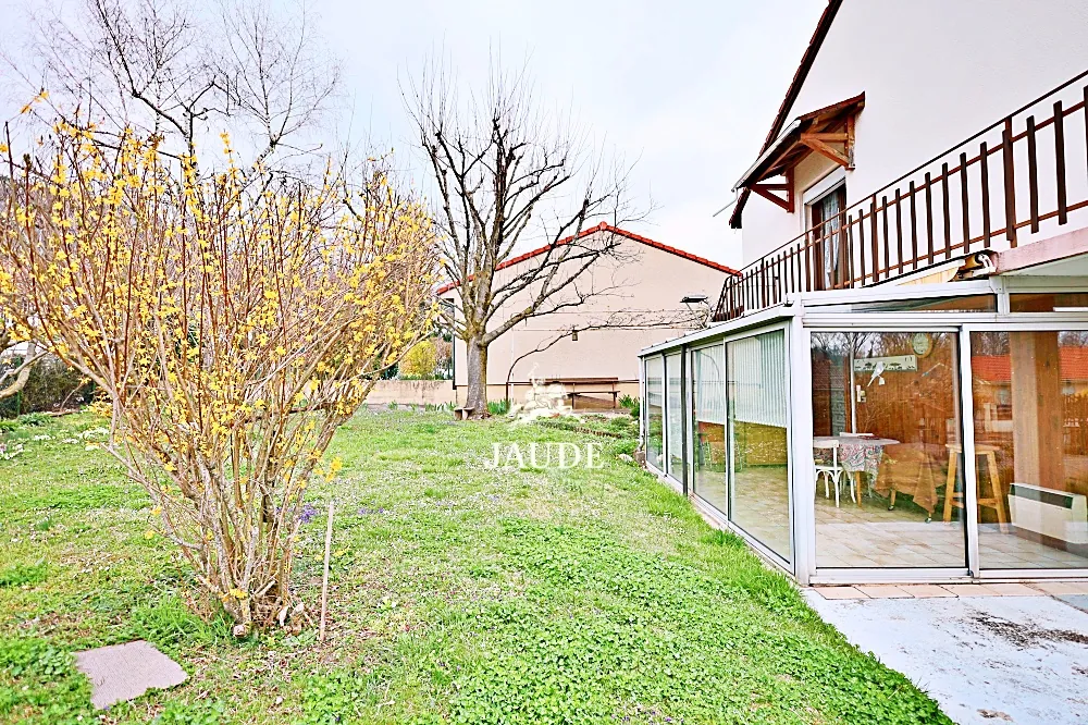 Maison à rénover de 117 m² avec garage et jardin à Veyre Monton 
