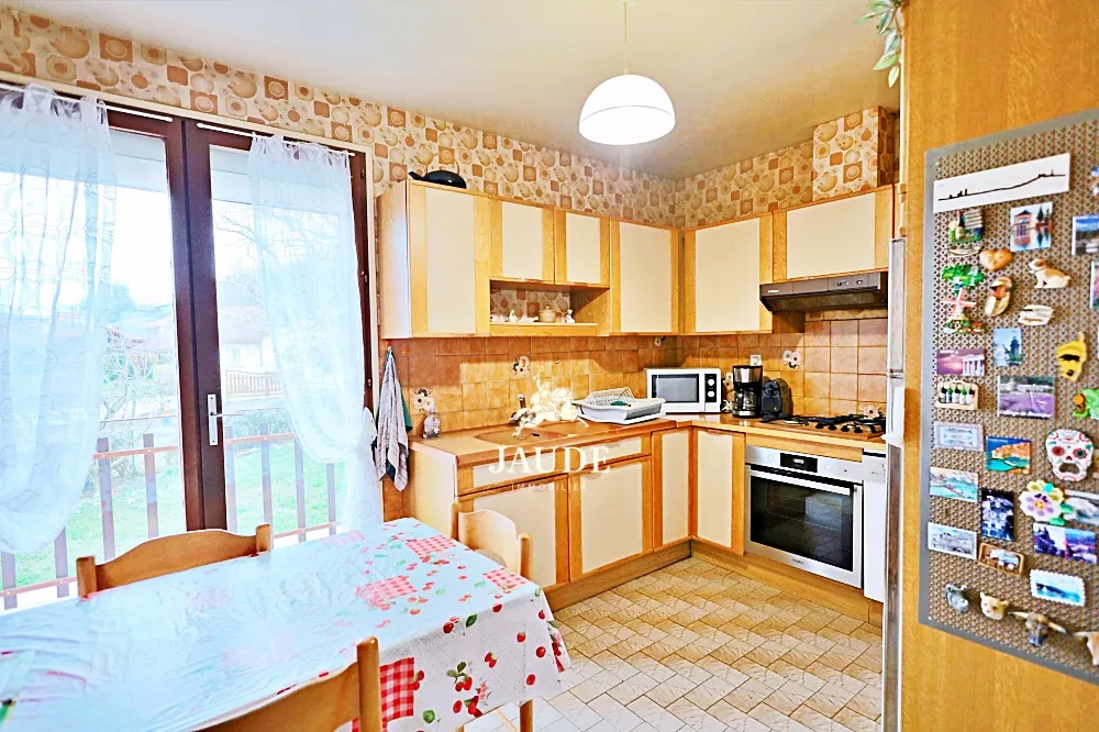 Maison à rénover de 117 m² avec garage et jardin à Veyre Monton 
