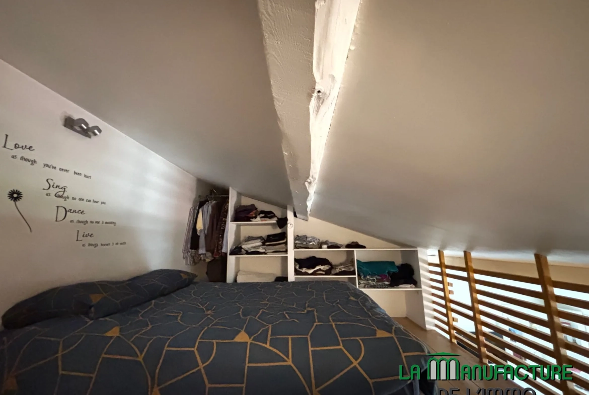 Appartement F1 loué à Saint-Étienne, rue de la République, dernier étage avec cave 