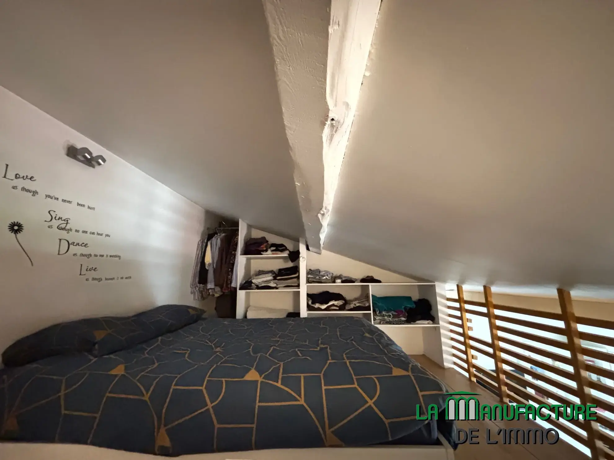 Appartement F1 loué à Saint-Étienne, rue de la République, dernier étage avec cave 