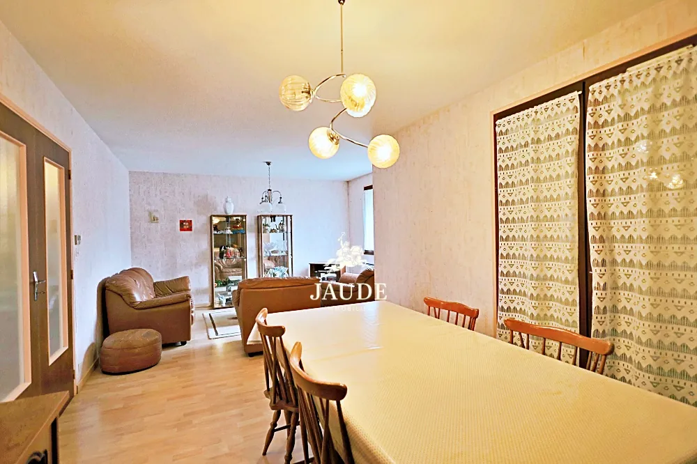 Maison à rénover de 117 m² avec garage et jardin à Veyre Monton 