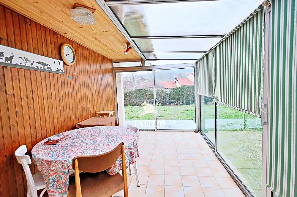 Maison à rénover de 117 m² avec garage et jardin à Veyre Monton 