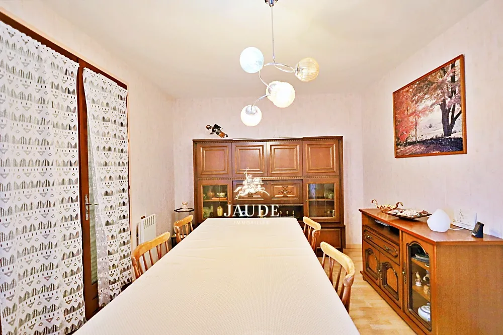 Maison à rénover de 117 m² avec garage et jardin à Veyre Monton 
