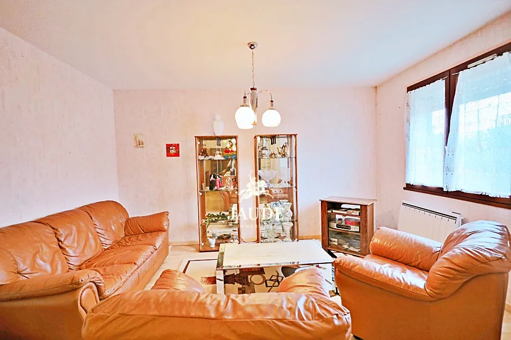 Maison à rénover de 117 m² avec garage et jardin à Veyre Monton 