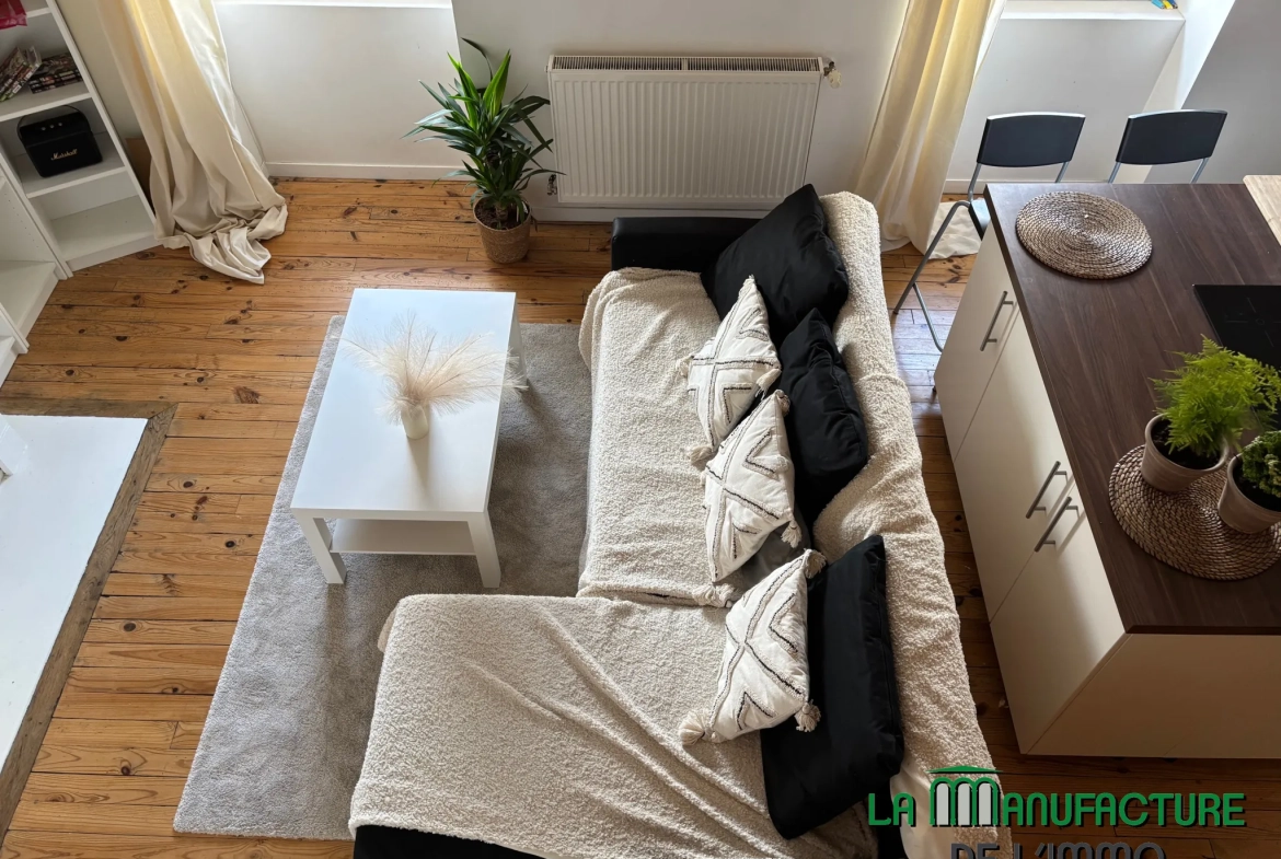 Appartement F1 loué à Saint-Étienne, rue de la République, dernier étage avec cave 