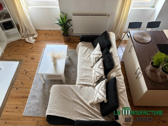 Appartement F1 loué à Saint-Étienne, rue de la République, dernier étage avec cave