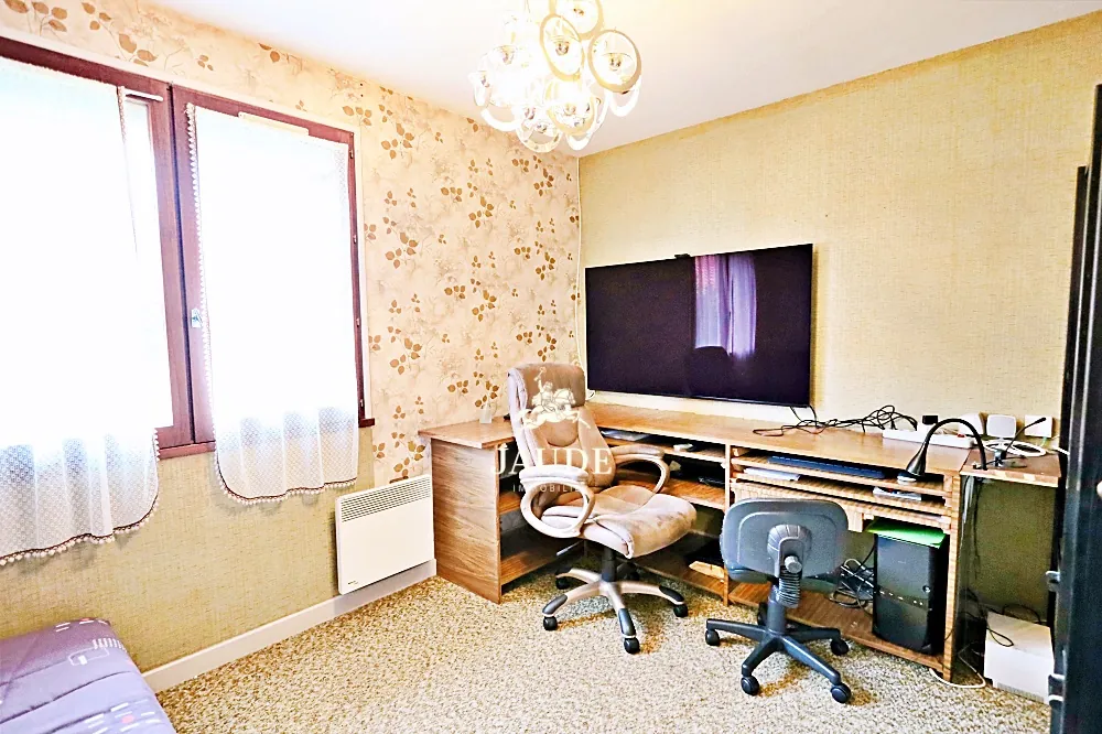 Maison à rénover de 117 m² avec garage et jardin à Veyre Monton 