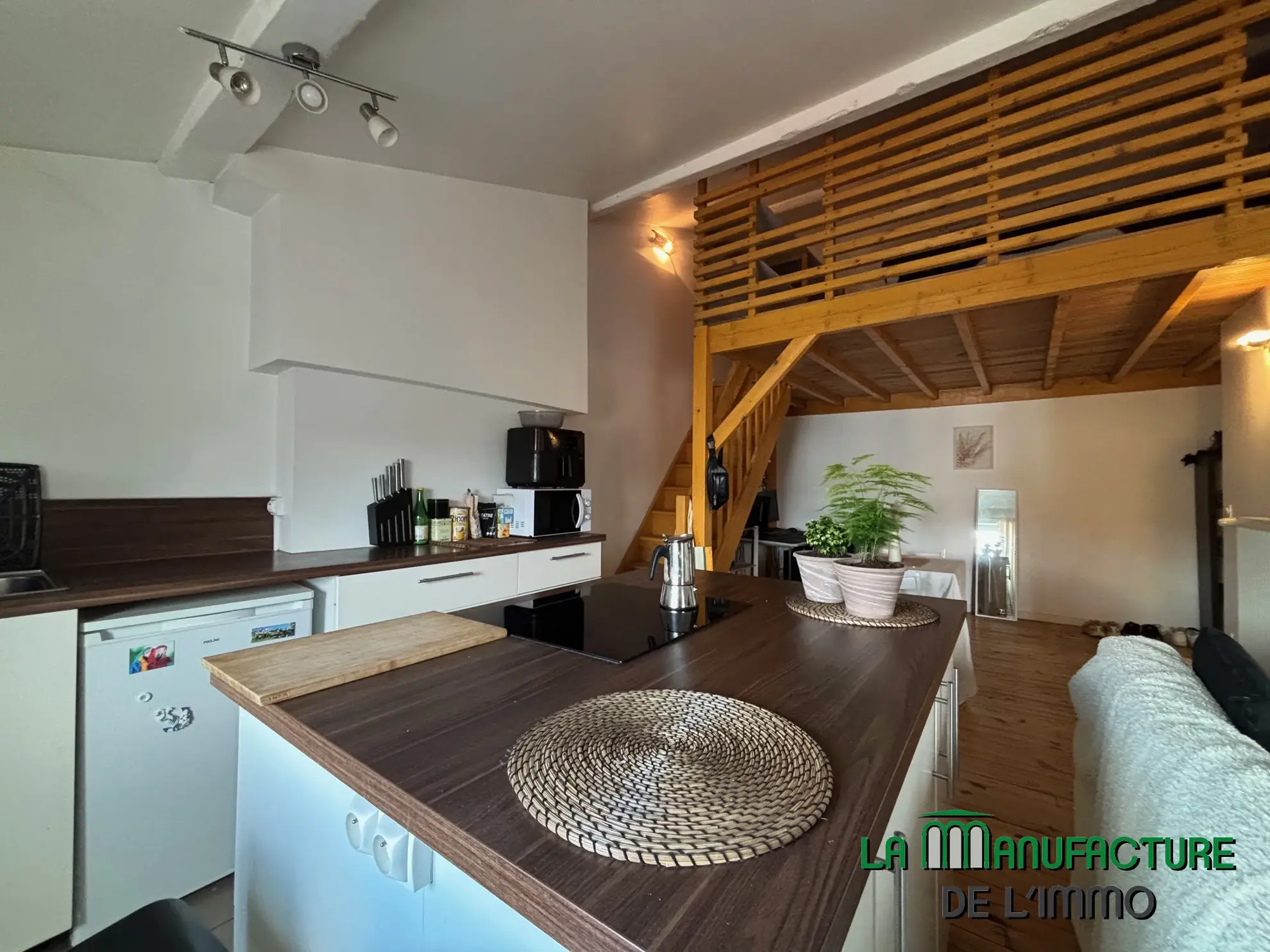 Appartement F1 loué à Saint-Étienne, rue de la République, dernier étage avec cave 