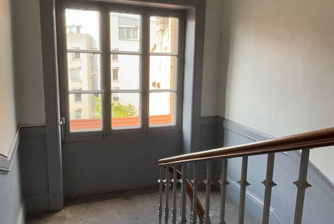Appartement F1 loué à Saint-Étienne, rue de la République, dernier étage avec cave 
