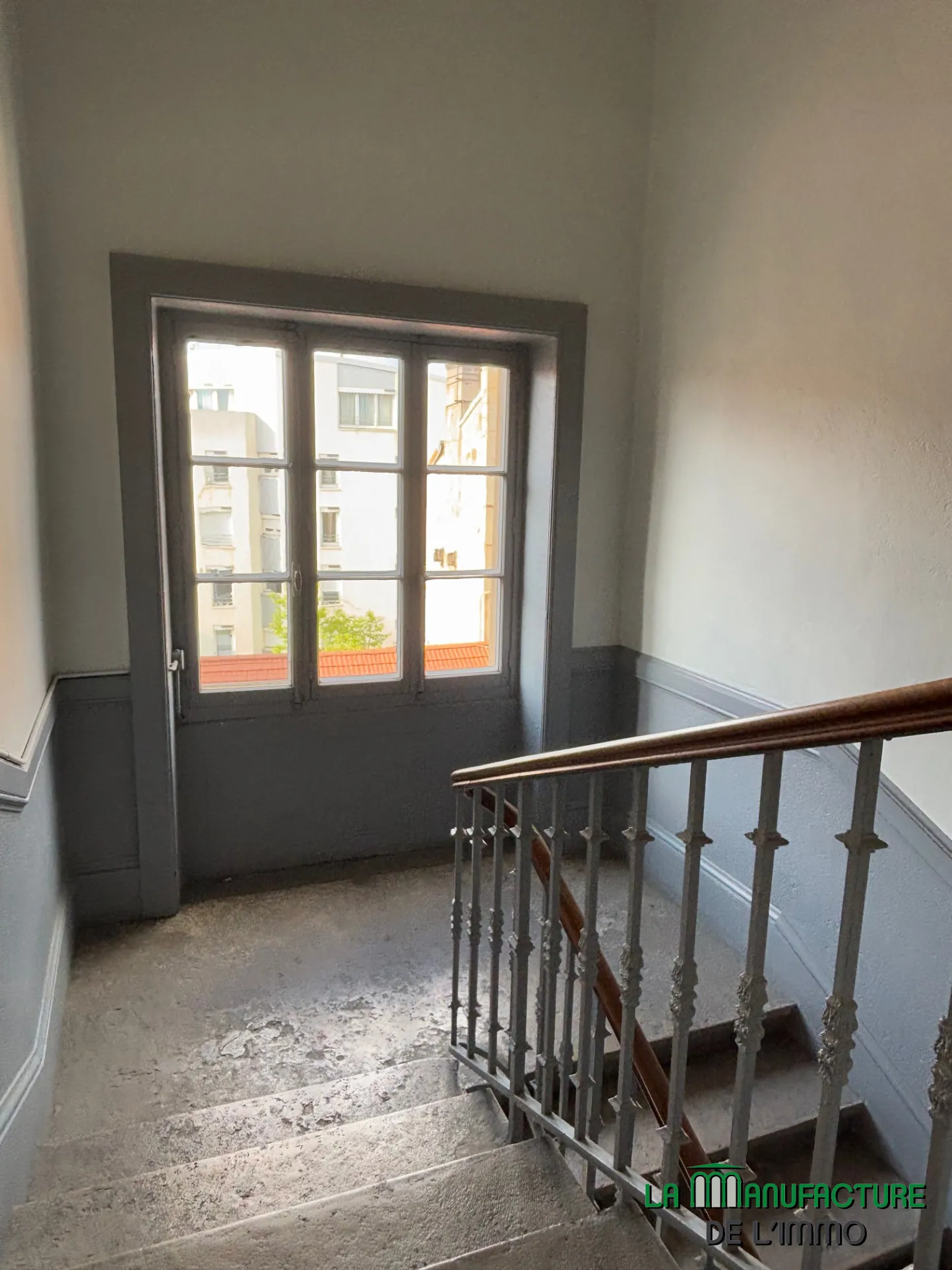 Appartement F1 loué à Saint-Étienne, rue de la République, dernier étage avec cave 
