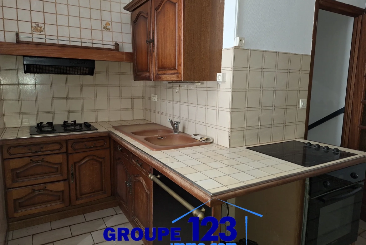 Ensemble immobilier à vendre au cœur de l'Isle-sur-Serein (89) avec maison et local commercial 
