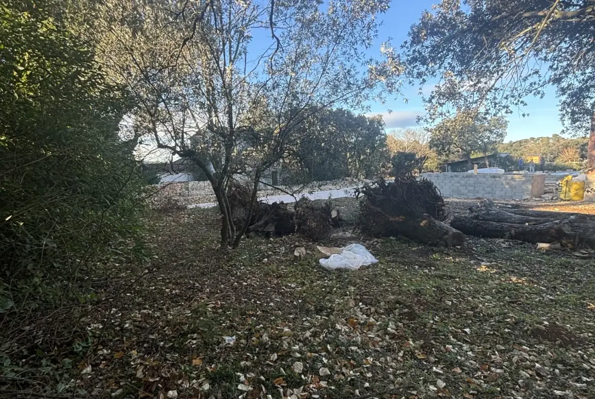 Terrain constructible de 305 m² à Nîmes Castanet, exposé sud et prêt à bâtir 
