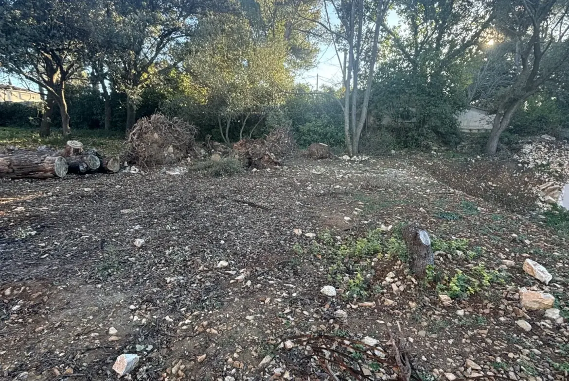 Terrain constructible de 305 m² à Nîmes Castanet, exposé sud et prêt à bâtir 