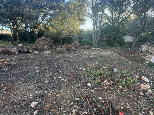 Terrain constructible de 305 m² à Nîmes Castanet, exposé sud et prêt à bâtir