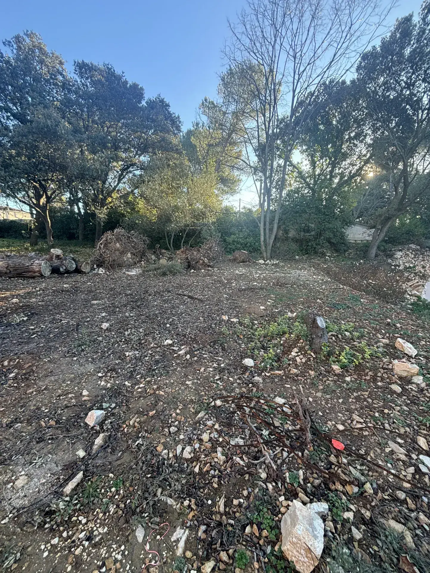 Terrain constructible de 305 m² à Nîmes Castanet, exposé sud et prêt à bâtir 